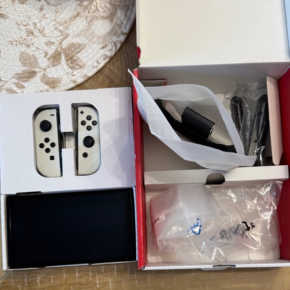 Nintendo Switch OLED Console with White Joy‑Con Controllers 64 GB - Picture 5 of 16